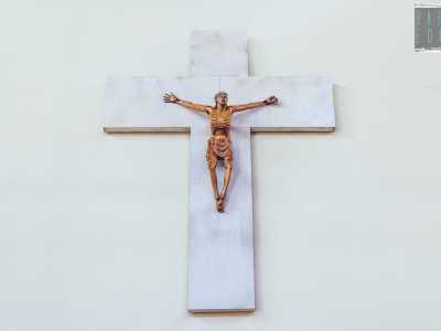 Nel 1986 Paolo si present� a Bisceglie donando un crocifisso alla chiesa di Santa Maria Madre di Misericordia. �Lavorai il tiglio � ricorda � e ci aggiunsi un mio tocco di creativit�...